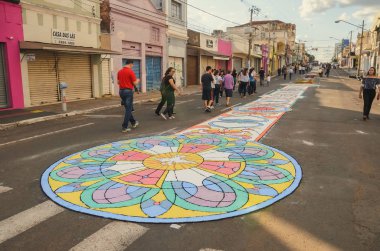 Campo Grande, Brezilya - 31 Mayıs 2018: Corpus Christi olay 14 de Julho Street tatil. İnsanlar ile Hıristiyan sanat ve haber sokak katta talaş yapımı halı, el işi.