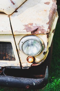 Resim oxidanting ve peeling ile yıpranmış araç.