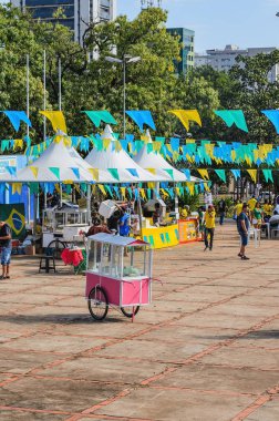 Campo Grande, Brezilya - 17 Haziran 2018: Radyo Brasil ve İsviçre arasında maç izlemeye Clube futbol takımı (Selecao Brasileira de Futebol) ve sokak satıcıları, Praça Brezilyalılar hayranları yapmak.
