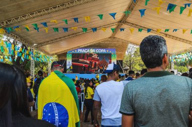 Campo Grande, Brezilya - 17 Haziran 2018: Brezilyalılar tarafından ili şehir şehir meydanında bir Dünya Kupası izlemek için düzenlenen bir giriş ücretsizdir Event'de. (Brezilya vs İsviçre maçı)