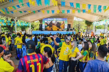 Campo Grande, Brezilya - 17 Haziran 2018: Brezilyalılar tarafından ili şehir şehir meydanında bir Dünya Kupası izlemek için düzenlenen bir giriş ücretsizdir Event'de. (Brezilya vs İsviçre maçı)