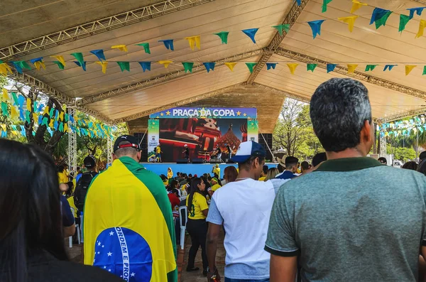 Campo Grande, Brezilya - 17 Haziran 2018: Brezilyalılar tarafından ili şehir şehir meydanında bir Dünya Kupası izlemek için düzenlenen bir giriş ücretsizdir Event'de. (Brezilya vs İsviçre maçı)