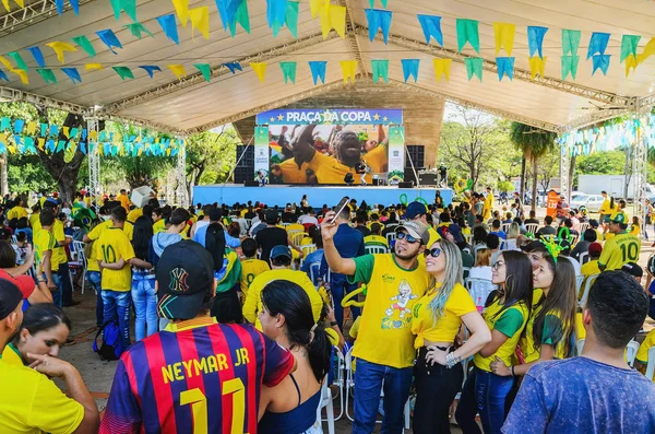 Campo Grande, Brezilya - 17 Haziran 2018: Brezilyalılar tarafından ili şehir şehir meydanında bir Dünya Kupası izlemek için düzenlenen bir giriş ücretsizdir Event'de. (Brezilya vs İsviçre maçı)
