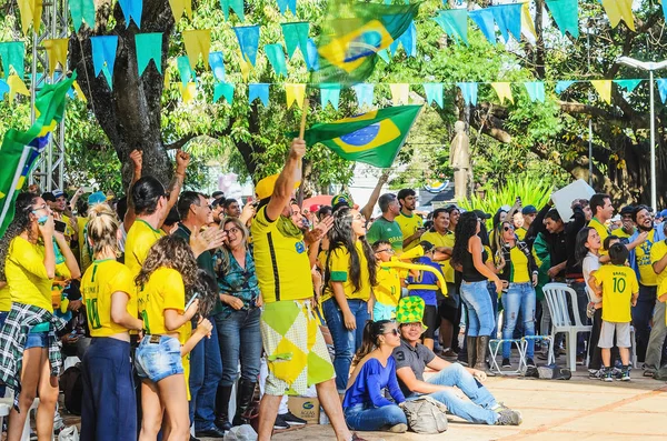 Campo Grande, Brezilya - 17 Haziran 2018: Heyecanlı Praça adlı radyo Clube Meydanı izlemek ve bir eşleşme 2018 Dünya Kupası'nda Brezilya ekibinden tezahürat yapıyorlar.
