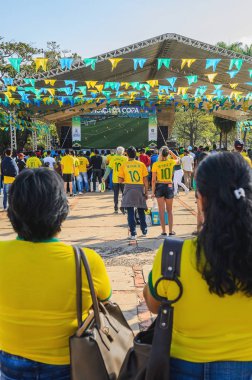 Campo Grande, Brezilya - 17 Haziran 2018: Radyo Brasil İsviçre Dünya Kupası maçı izlemeye Clube Brezilyalılar hayranları Praça adlı futbol takımı (Selecao Brasileira de Futebol) yapmak.
