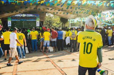 Campo Grande, Brezilya - 17 Haziran 2018: ihtiyar Brasil giyen takım t-shirt (neymar jr) ve Dünya Kupası'nda Praça bir maç izlerken radyo Clube Meydanı. Açık havada, ücretsiz olay.