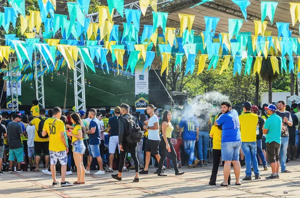 Campo Grande, Brezilya - 17 Haziran 2018: Radyo Brasil İsviçre Dünya Kupası maçı izlemeye Clube Brezilyalılar hayranları Praça adlı futbol takımı (Selecao Brasileira de Futebol) yapmak.