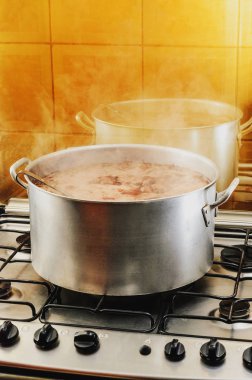 Feijoada büyük bir tavada pişirme. Tipik Brezilya mutfağı, Feijoada siyah fasulye, domuz eti, pastırma, sosis ve baharatlar var. Ocakta bir evde, ev yapımı yiyecek feijoada yemek.
