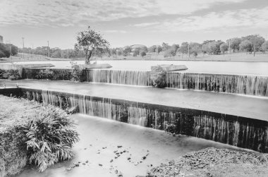 Yapay şelaleler bir parkın doğayla gölün su. Campo Grande Ms, Brasil bir parkta uzun pozlama, siyah beyaz fotoğrafı.