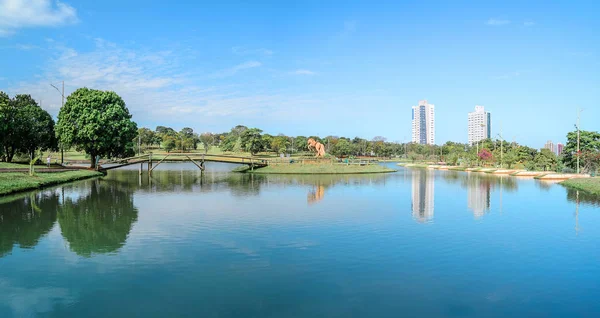 Campo Grande, Brezilya - 26 Haziran 2018: Fotoğraf Parque das Nacoes Indigenas, şehir ve anıt Guerreiro Guaicuru merkezi mini adada en büyük parkı. 