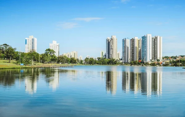 Lago Parque Urbano Belo Dia Ensolarado Água Lago Com Alguns — Fotografia de Stock