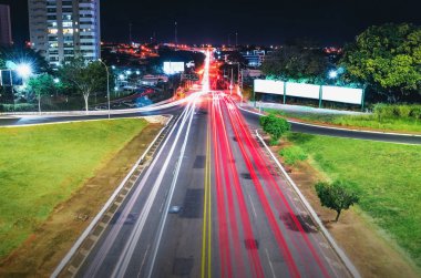 Üstten görünüm uzun sokak, gece bir şehir trafik. Trafik ışıkları ve araçların ışık yollar uzun pozlama fotoğraf üzerinde. Campo Grande Ms, Brezilya Fotoğraf (Pontilhao da avenida Ceara com Afonso Pena)