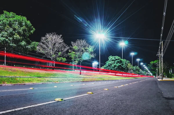 Rua Cidade Cercada Por Postes Luz Árvores Noite Apenas Carros — Fotografia de Stock