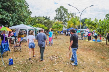 Campo Grande, Brezilya - 08 Temmuz 2018: İnsanlar kamu kare Pazar günü Praca Bolivya olay zevk. Aylık olay, halka açık.
