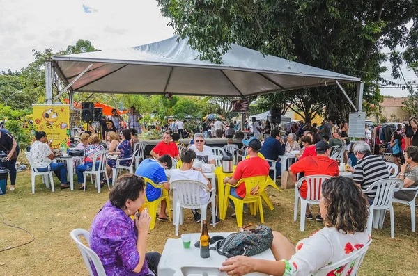 Campo Grande, Brezilya - 08 Temmuz 2018: İnsanlar kamu kare Pazar günü Praca Bolivya olay zevk. Aylık olay, halka açık.