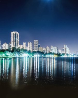 Lago Igapo, Londrina - Parana, Brezilya dikey fotoğraf. Gece ve şehir, Bina arka plan üzerinde Igapo gölde bir bakış. Eğlence yeri, şehrin turistik hedef.