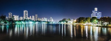 Panoramik fotoğraf Lago Igapo, Londrina - Parana, Brezilya. Gece ve şehir, Bina arka plan üzerinde Igapo gölde bir bakış. Eğlence yeri, şehrin turistik hedef.
