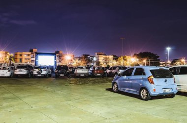 Campo Grande, Brezilya - 16 Ağustos 2018: Park etmiş arabaların Praça adlı baba Meydanı arabanın içinde film izlemek için yapmak. Cine Autorama olay, arabalı, açık hava sineması, halka açık. 