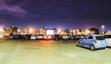 Campo Grande, Brezilya - 16 Ağustos 2018: Park etmiş arabaların Praça adlı baba Meydanı arabanın içinde film izlemek için yapmak. Cine Autorama olay, arabalı, açık hava sineması, halka açık. Panoramik görünüm.