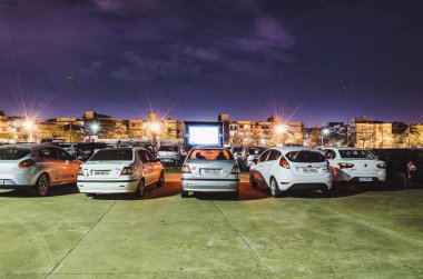 Campo Grande, Brezilya - 16 Ağustos 2018: Park etmiş arabaların Praça adlı baba Meydanı arabanın içinde film izlemek için yapmak. Cine Autorama olay, arabalı, açık hava sineması, halka açık. 