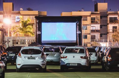 Campo Grande, Brezilya - 16 Ağustos 2018: Park etmiş arabaların Praça adlı baba Meydanı arabanın içinde film izlemek için yapmak. Cine Autorama olay, arabalı, açık hava sineması, halka açık. 