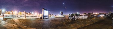 Campo Grande, Brezilya - 16 Ağustos 2018: Park etmiş arabaların Praça adlı baba Meydanı arabanın içinde film izlemek için yapmak. Cine Autorama olay, arabalı, açık hava sineması, halka açık. Panoramik görünüm.