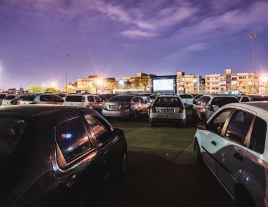 Campo Grande, Brezilya - 16 Ağustos 2018: Park etmiş arabaların Praça adlı baba Meydanı arabanın içinde film izlemek için yapmak. Cine Autorama olay, arabalı, açık hava sineması, halka açık. 