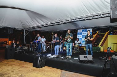 Campo Grande, Brezilya - 17 Ağustos 2018: Projeto Som fotoğrafı sahne alanı'nda Pegada de Macaco bant ile Coreto olay Praca Cuiaba Meydanı'nda yapın. Genel bir meydanda halka açık olay.