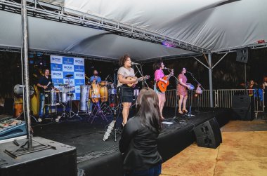 Campo Grande, Brezilya - 17 Ağustos 2018: Fotoğraf Projeto Som Praca Cuiaba Square vasıl belgili tanımlık sahne performans Grupo Sampri ile Coreto olay. Genel bir meydanda halka açık olay.