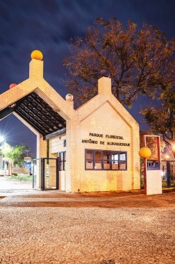 Campo Grande, Brezilya - 21 Ağustos 2018: Ana girişine gece (Parque Florestal Antonio de Albuquerque) Horto Florestal. Tarihi park, şehir, Campo Grande Ms, Brezilya.