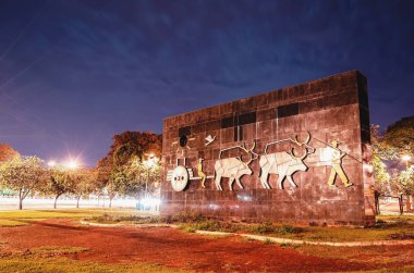 Campo Grande, Brezilya - 21 Ağustos 2018: Anıt Carro de Boi Horto Florestal gece (Parque Florestal Antonio de Albuquerque) önünde. Tarihi nokta, şehir, Campo Grande Ms, Brezilya.