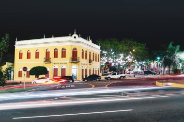 Campo Grande, Brezilya - 21 Ağustos 2018: Cephe gece (Sesc Morada dos Bais) Morada DOS Bais. Tarihi bina, kültürel bir yer, şehir, Campo Grande Ms, Brezilya.