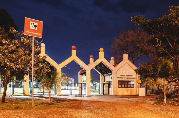 Campo Grande, Brezilya - 21 Ağustos 2018: Ana girişine gece (Parque Florestal Antonio de Albuquerque) Horto Florestal. Tarihi park, şehir, Campo Grande Ms, Brezilya.