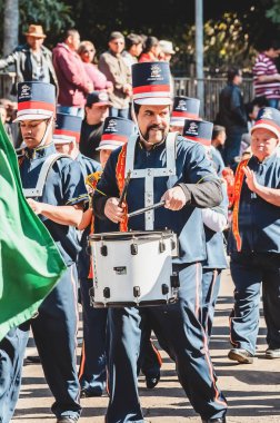 Campo Grande, Brezilya - 26 Ağustos 2018: Civic Parade (desfile civico). Grup aşağı Ritmica, şehir Campo Grande - Ms 119 yıl kutlama parading Juliano Varela Derneği'nden.