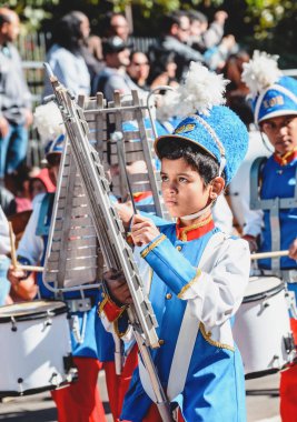 Campo Grande, Brezilya - 26 Ağustos 2018: Civic Parade (desfile civico) 13 de Maio Street. Lirası saz, şehir Campo Grande - 119 yıl kutlama çocuk Ms.