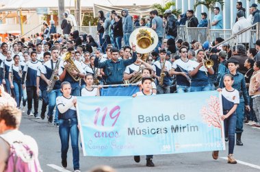 Campo Grande, Brezilya - 26 Ağustos 2018: Civic Parade (desfile civico) 13 de Maio Street. Bir şehir Campo Grande - 119 yıl kutlama parading insanlar Ms.