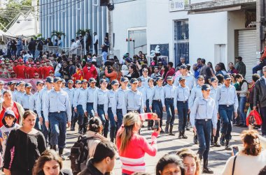 Campo Grande, Brezilya - 26 Ağustos 2018: Civic Parade (desfile civico) 13 de Maio Street. Bir şehir Campo Grande - 119 yıl kutlama parading insanlar Ms.