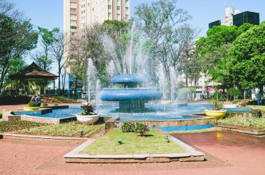 Campo Grande, Brezilya - 26 Ağustos 2018: Ary Coelho kare, su çeşme çeşme. Şehrin tarihi yeri Şehir Meydanı.