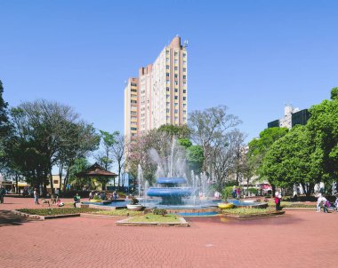 Campo Grande, Brezilya - 26 Ağustos 2018: Ary Coelho kare, su çeşme çeşme. Şehrin tarihi yeri Şehir Meydanı.