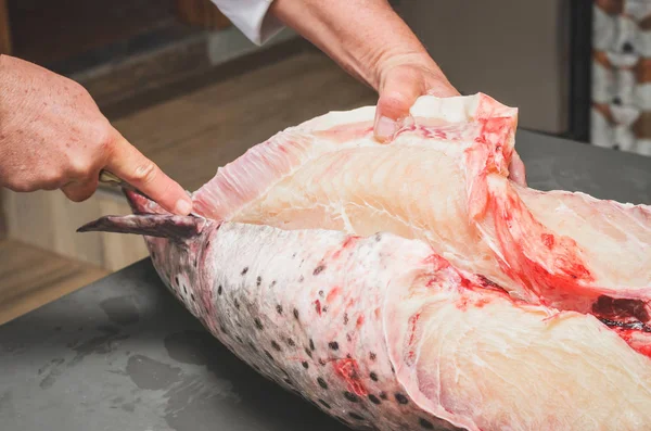 Cleaning Fish Cutting Hands Fishmonger Slicing Pintado Fish Pintado Fish — Stock Photo, Image