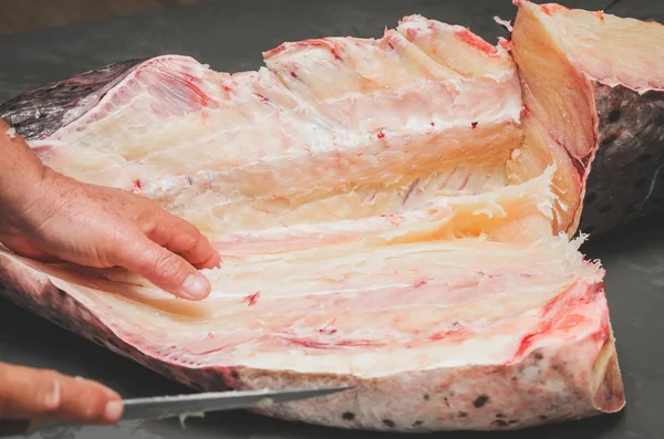 Cleaning Fish Cutting Pieces Hands Fishmonger Slicing Pintado Fish Pintado — Stock Photo, Image