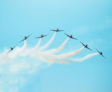 Campo Grande, Brezilya - 09 Eylül 2018: yedi Fab Esquadrilha da Fumaca uçaklar havada ayıran. Temel neden, akrobatik manevra. A-29 Super Tucano uçak. Domingo aereo olay.
