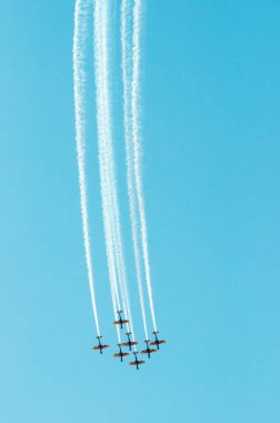 Campo Grande, Brezilya - 09 Eylül 2018: yedi Fab Esquadrilha da Fumaca uçaklar hava akrobasi Bankası neden yapıyor. A-29 Super Tucano uçak. Domingo aereo (Portoes abertos Ala 5) olay.