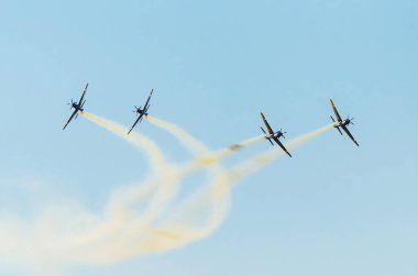 Campo Grande, Brezilya - 09 Eylül 2018: çiftler akrobatik bir manevra olarak içine ayıran dört Fab Esquadrilha da Fumaca uçaklar. A-29 Super Tucano uçak. Domingo aereo olay.