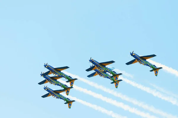Campo Grande, Brazil - September 09, 2018: Six FAB Esquadrilha da Fumaca airplanes flying upside down on a acrobatic maneuver. A-29 Super Tucano plane. Domingo aereo event. Space for text. — Stock Image Campo Grande Brazil September 2018 Six Fab Esquadrilha Fumaca Airplanes Royalty Free Stock Photos