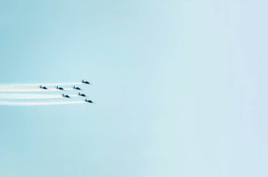Takım yedi uçak birlikte geride bırakarak duman izi uçan. Hava akrobasi uçak. A-29 Super Tucano uçak. Metin üzerinde sky için büyük yer.