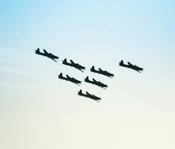 Sylwetka Drużynę Siedmiu Samoloty Lecące Razem Dniu Błękitne Niebo Samolotów — Zdjęcie stockowe