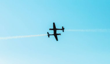 Birbirimizin yolu neredeyse isabet geçiş iki uçak silueti. Uçak yapım riskli hava akrobasi tanıtımı. A-29 Super Tucano uçak.