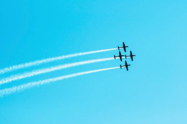 Dört uçak birlikte geride bırakarak duman izi Uçan Squad. Hava akrobasi uçak. Açık mavi gökyüzü gün. A-29 Super Tucano uçak. 