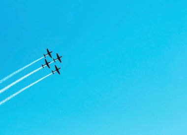 Dört uçak birlikte geride bırakarak duman izi Uçan Squad. Hava akrobasi uçak. Açık mavi gökyüzü gün. A-29 Super Tucano uçak. Metin üzerinde sky için büyük yer.